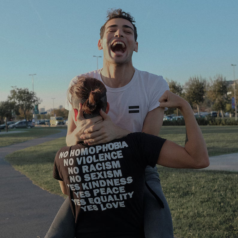 T-shirt com a frase "Igualdade", T-shirt "Sem racismo", T-shirt "Sem homofobia", T-shirt "Sim ao amor", T-shirt "Sem sexismo", T-shirt "Sim à gentileza", T-shirt "Sim à paz", T-shirt "Família"