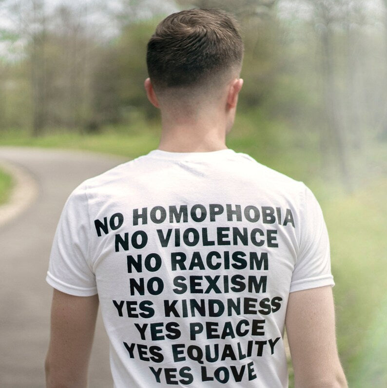 T-shirt com a frase "Igualdade", T-shirt "Sem racismo", T-shirt "Sem homofobia", T-shirt "Sim ao amor", T-shirt "Sem sexismo", T-shirt "Sim à gentileza", T-shirt "Sim à paz", T-shirt "Família"