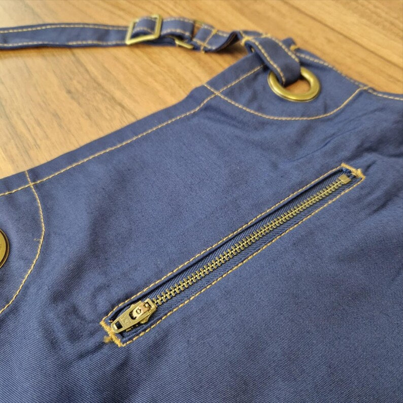 Avental azul com bolso com fecho e costura cor camel