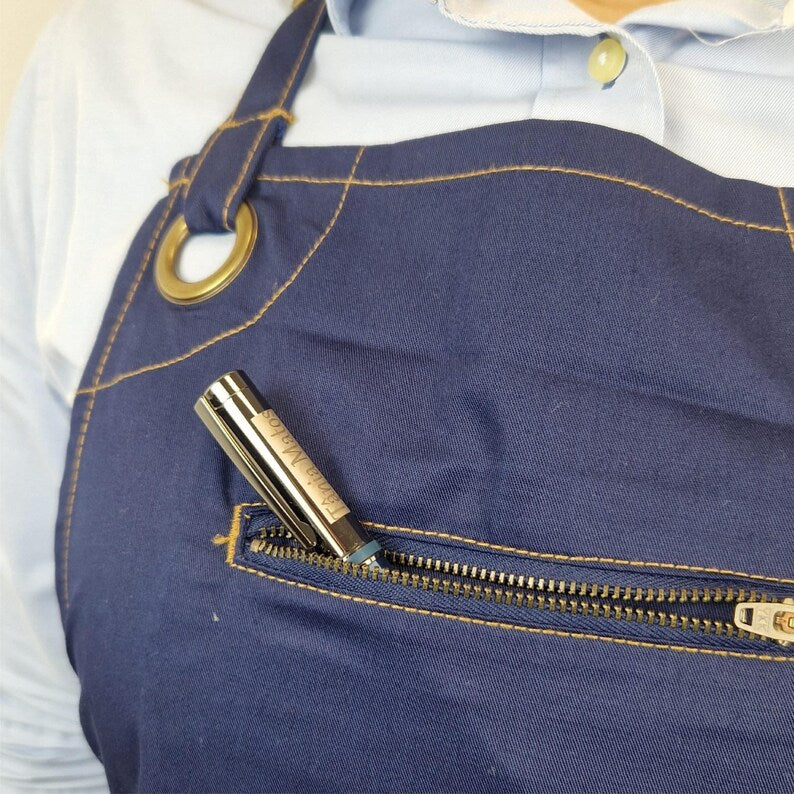 Avental azul com bolso com fecho e costura cor camel