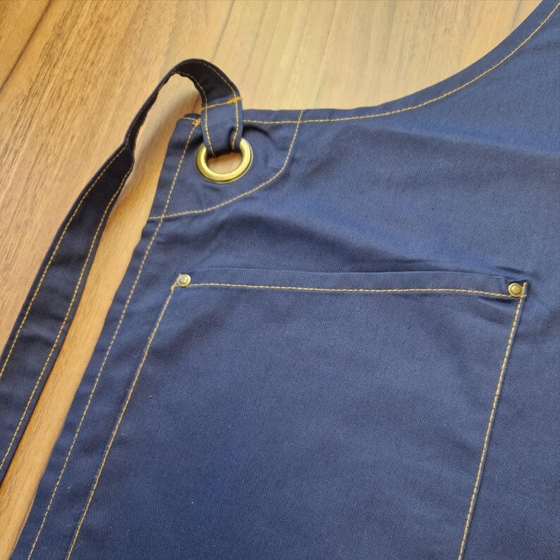 Avental azul com bolso com fecho e costura cor camel