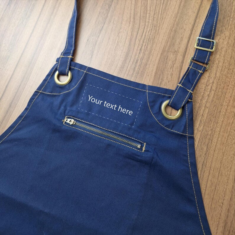 Avental azul com bolso com fecho e costura cor camel