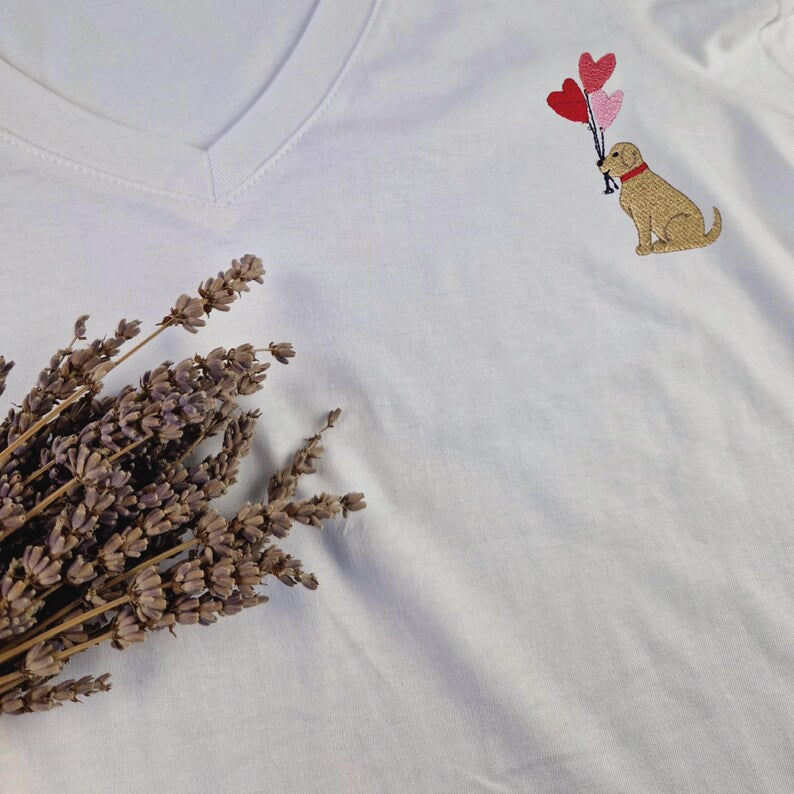 T-shirt com Bordado de Cãozinho e Balões de Coração