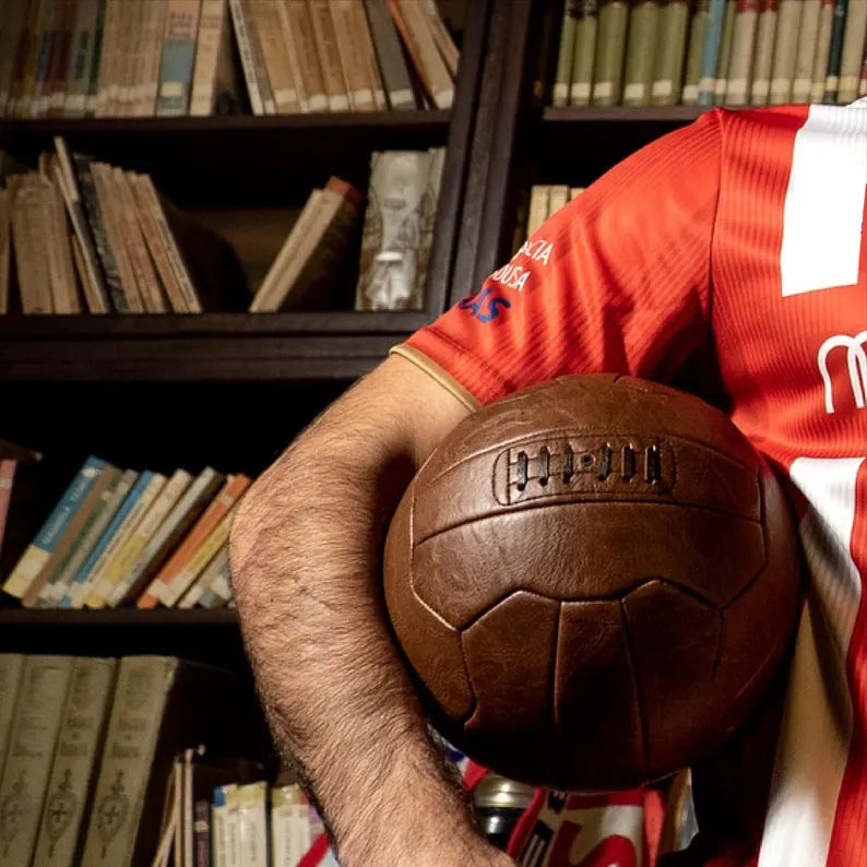 Bola de futebol com design retro dos anos 60 – O charme clássico encontra a durabilidade moderna!