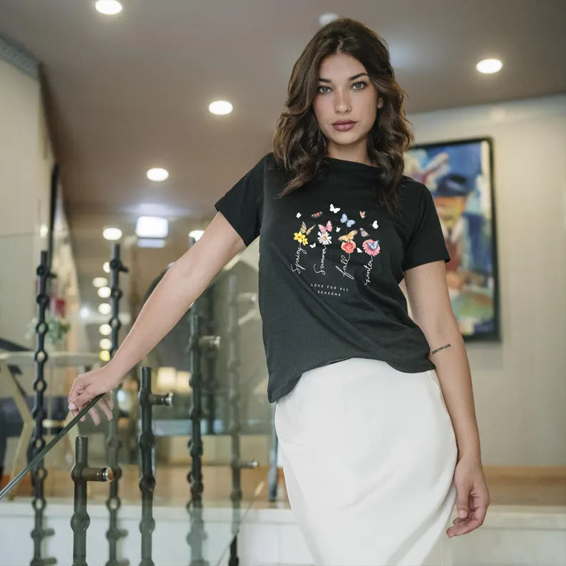 T-shirt com Design de Flores e Estações